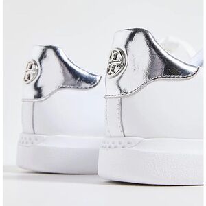 (NWOT) TORY BURCH WOMEN'S HOWELL COURT SNEAKERS, TITANIUM WHITE/SILVER.